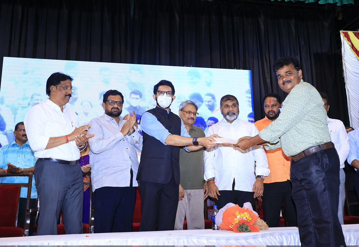 misunilshinde's tweet photo. #वचनपूर्ती #APlusWorli 🚩
कॅबिनेट मंत्री @AUThackeray जी यांच्या विशेष प्रयत्नांने वरळीतील अनेक वर्षे रखडलेल्या मरियम्मा नगर एसआरए प्रकल्पातील सुमारे १५०० रहिवाश्यांना मागील साडेतीन वर्षांचे थकीत व पुढील सहा महिन्याच्या ऍडव्हान्स घरभाड्याचे धनादेश काल देण्यात आले. 1/3 https://t.co/TzPR9PJIGH
