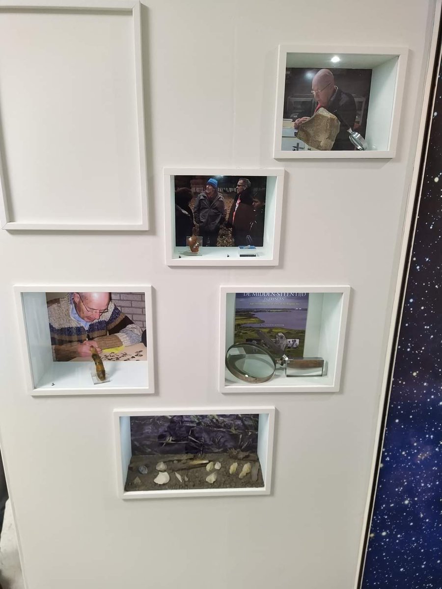 Ter nagedachtenis aan Klaas Henstra hebben de leden van de Stientiid Wurkgroep Fryslân onlangs een hoekje met zijn topvondsten ingericht in onze bibliotheek. Klaas Henstra was een van de oprichters en grondleggers van het streekmuseum.