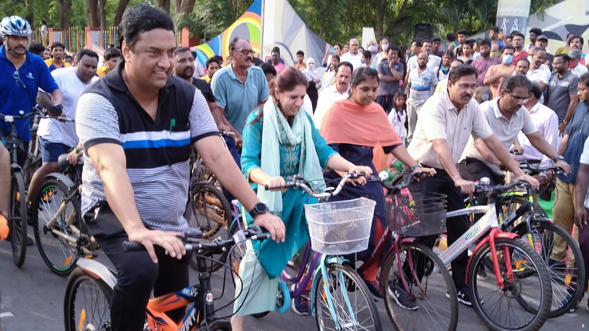 Kakinada collector flags off-world bicycle day rally. Kakinada, June 3/2022. Kakinada district Collector Kritika Shukla flagged off a cycle rally to mark the World Bicycle Day celebrations at Vivekananda Park. The rally was organized by Kakinada Muncipal corporation.