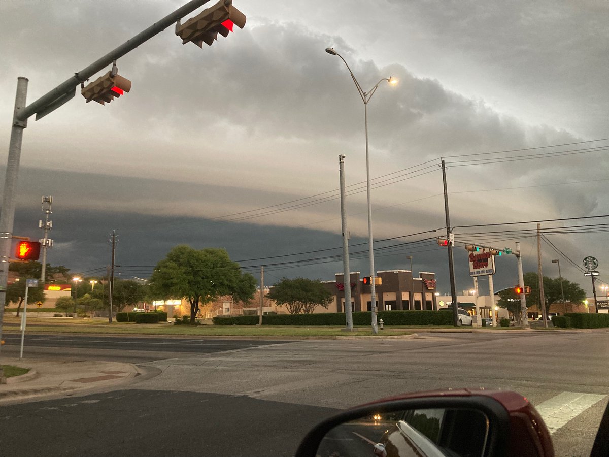 Amarkoff1984's tweet photo. @KXAN_Weather what kind of cloud formation is this? https://t.co/h5GxfFP54T