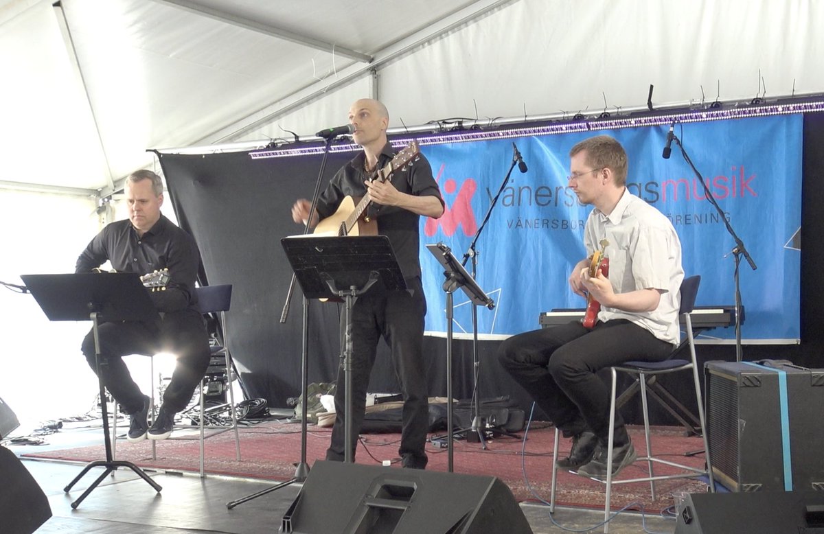 August_Rex's tweet image. Spelade på festivalen Aqua Blå i Vänersborg igår. En professionell autografjägare bad om min autograf på två stycken snygga pappersark. Nu är jag i samma samling som Paul McCartney och Motörhead. Kul och smickrande!
#Vänersborg