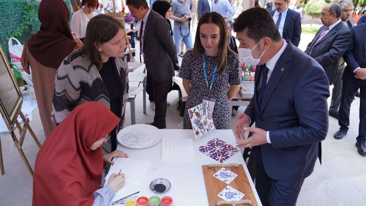 AsbuSks's tweet photo. Spor, Kültür, Sanat ve Bahar Şenliği'nde ASBÜ Berceste Sanat Öğrenci Topluluğu tarafından dönem içi gerçekleştirilen yağlı boya, sulu boya, karakalem, ebru sanatı, hat ve çini kursların stantları kuruldu. @ASBUedu @AsbuBerceste https://t.co/YDRbpEUqx2