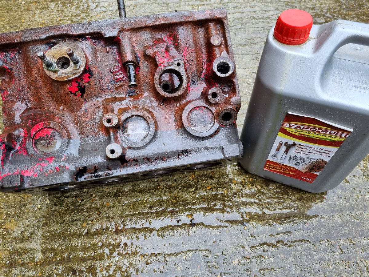 CinemaGet's tweet image. Had my engine soaking in @EvaporustE @evaporustcanada overnight. Clearly I didn&apos;t buy enough, but also clearly, that shit works. Now to work out how much more to buy while one of my cylinder heads soaks. #ASeries #MiniEngine #Mini