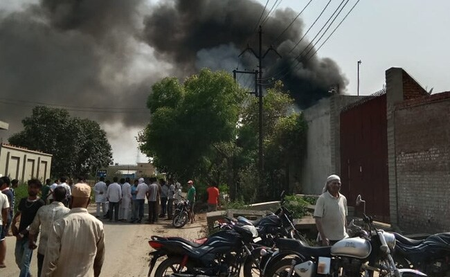 ndtv's tweet photo. 🔴 #BREAKING | Explosion, Fire At Chemical Factory Near Delhi, Casualties Feared https://t.co/3gzEwHPStO https://t.co/9hT1Voenio