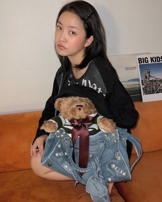 “Lights, camera, actions.” ✦⸱࣭ I I see you looking at my PIC. You’re not expecting that, didn’t you? It’s a nonchalant way to say “I know you’re looking at me” instead of declaring it straightforwardly. I, myself am perplexed by how this picture turned out, and it’s incredible.