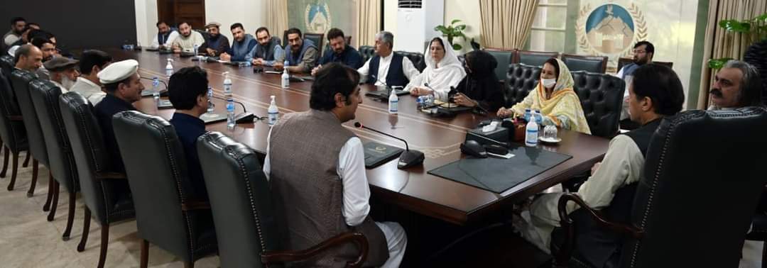 adeelshigri's tweet photo. پشاور: وزیراعلی گلگت بلتستان خالد خورشید کے زیر قیادت صوبائی کابینہ اور حکومتی ممبران گلگت بل��ستان اسمبلی کی چیرمین عمران خان سے اہم ملاقات!

چیرمین عمران خان سے ملاقات میں پی ڈی ایم کو پورے پاکستان میں شکست دینے کے غیر متزلزل عزم کا اعادہ کیا گیا۔ https://t.co/iHOhrHTPUB