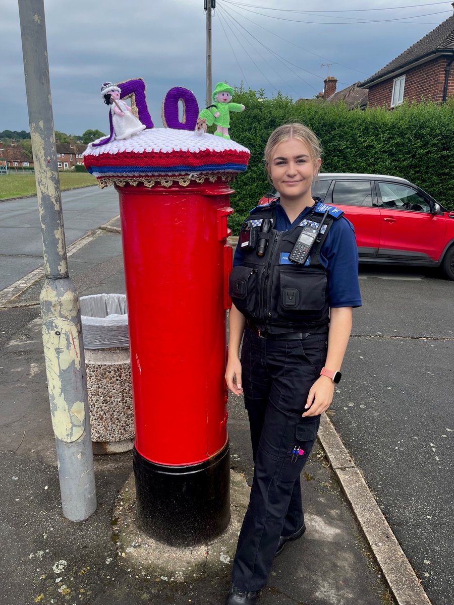 Whilst out on patrol this morning we loved seeing all the Jubilee decorations, but this post-box cover deserved a picture! How creative! Shout out to the Newfield Knitter 👏 🇬🇧   👑 🇬🇧 
#C7392 #C9255 #MarlowNHPT #OpPlatinum