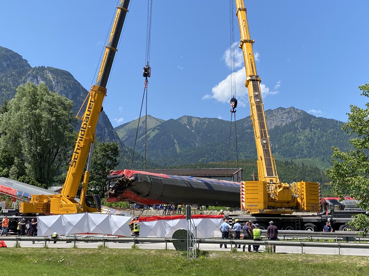 #Zugunglück #Burgrain bei #Garmisch -Partenkirchen Erster Waggon wird gehoben. Einsatzkräfte schließen nicht aus weitere Todesopfer unter dem Wrack zu finden