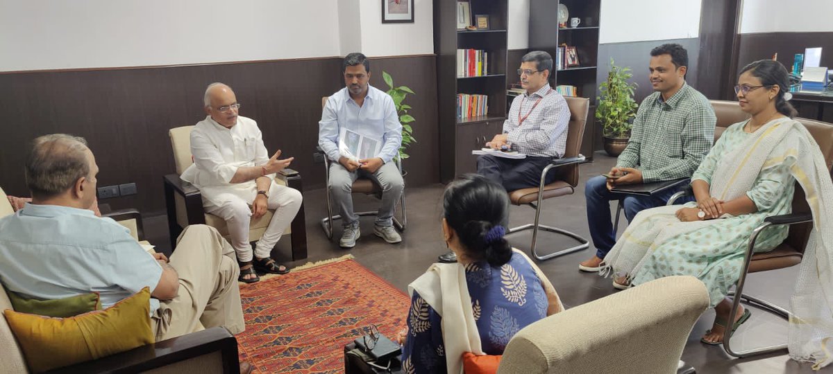 Vinay1011's tweet photo. मिरज, महाराष्ट्र में काम करनेवाले तानपुरा जैसे तंतु वाद्य निर्माता कारीगरों के साथ पोस्ट मास्टर जनरल से मुलाक़ात की ! 

सालाना ७५% वाद्य पोस्ट पार्सल से विदेश जाते हैं जिनके लिये अब वजन की जगह आकार के आधारपर शुल्क लागू किया हैं।इस नियम से वाद्योंको छूट की माँग को लेकर चर्चा हूवि। https://t.co/rAg03s3mHc