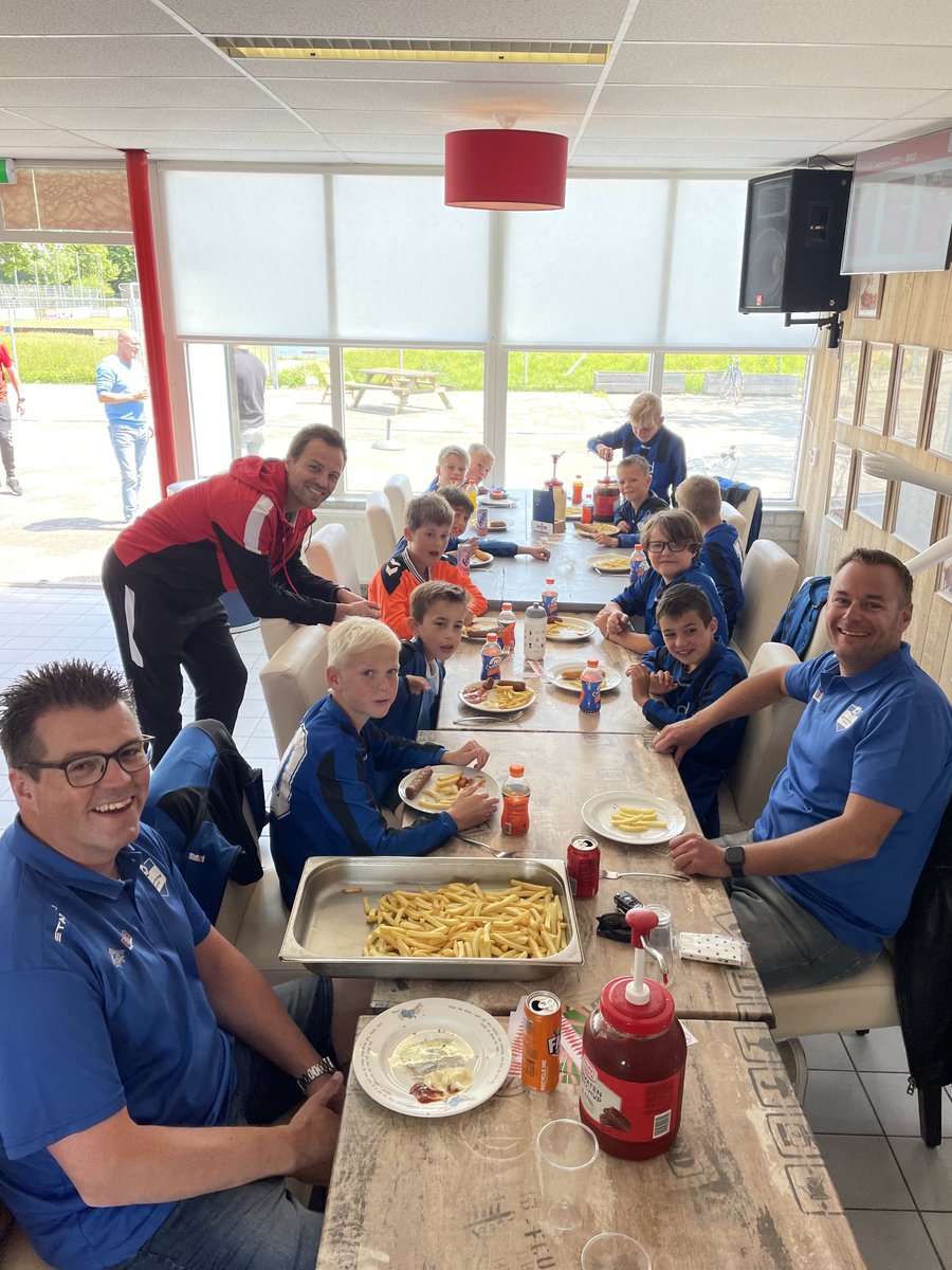 Vandaag is het jeugdteam JO10 ⁦<a href="/vvserooskerke/">v.v. Serooskerke</a>⁩ op uitnodiging van onze captain Ruben Hollemans op bezoek ⁦<a href="/vvgoes/">VV GOES</a>⁩ .Ze zullen de spelers begeleiden bij de opkomst. En als ballenjongens aan het werk gaan.