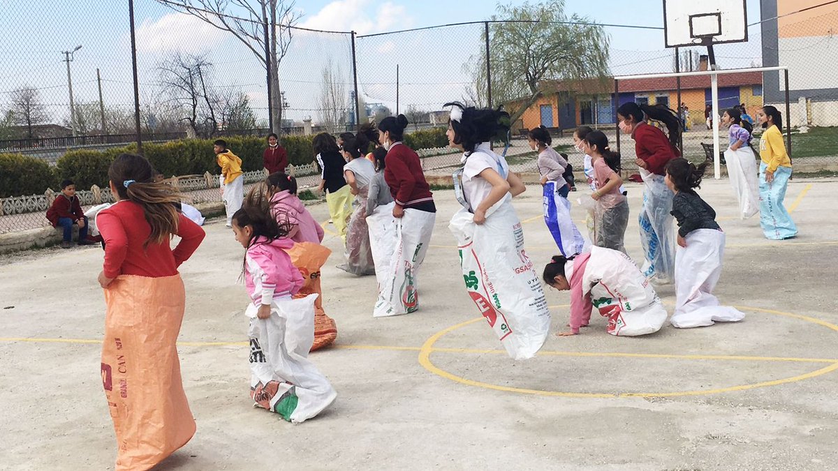 Fatih İlkokulu koordinatörlüğünde birlikte iş yapabilme ve paylaşımın önemi kavratabilmek için öğrenciler kardeş okul Kaşören İlkokulu’na götürülmüş okul ve bölge öğrencilere tanıtılmış, keyifli zamanlar geçirilmiştir.

<a href="/konyamem/">Konya İl MEM</a>
@seyitalibuyuk
<a href="/insanmektebi/">Konya İnsan Mektebi</a>