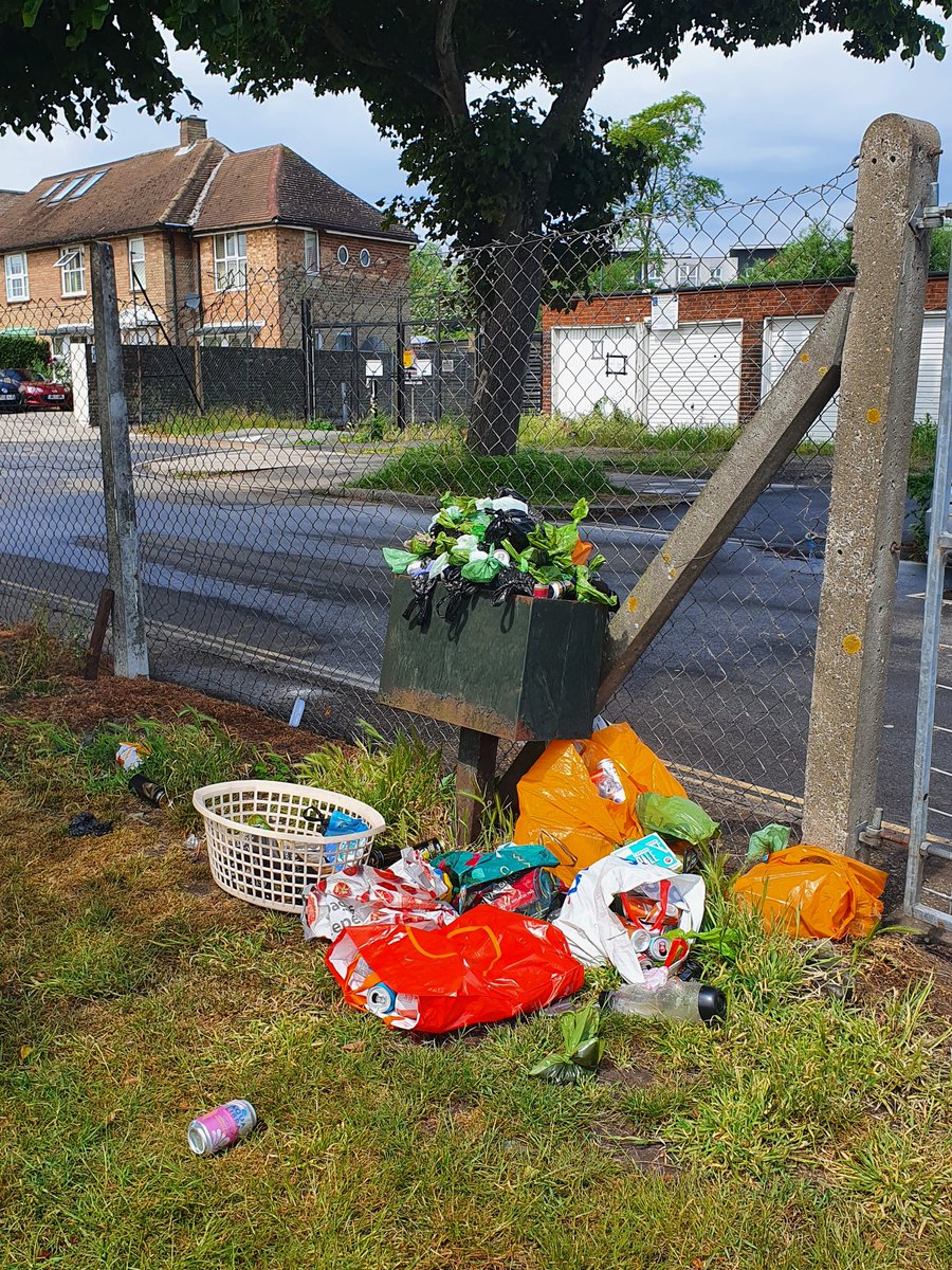 jhhtw1's tweet photo. @LBRUTMayor time for a bigger bin #whosincharge @twickerati https://t.co/7yL6mRke68
