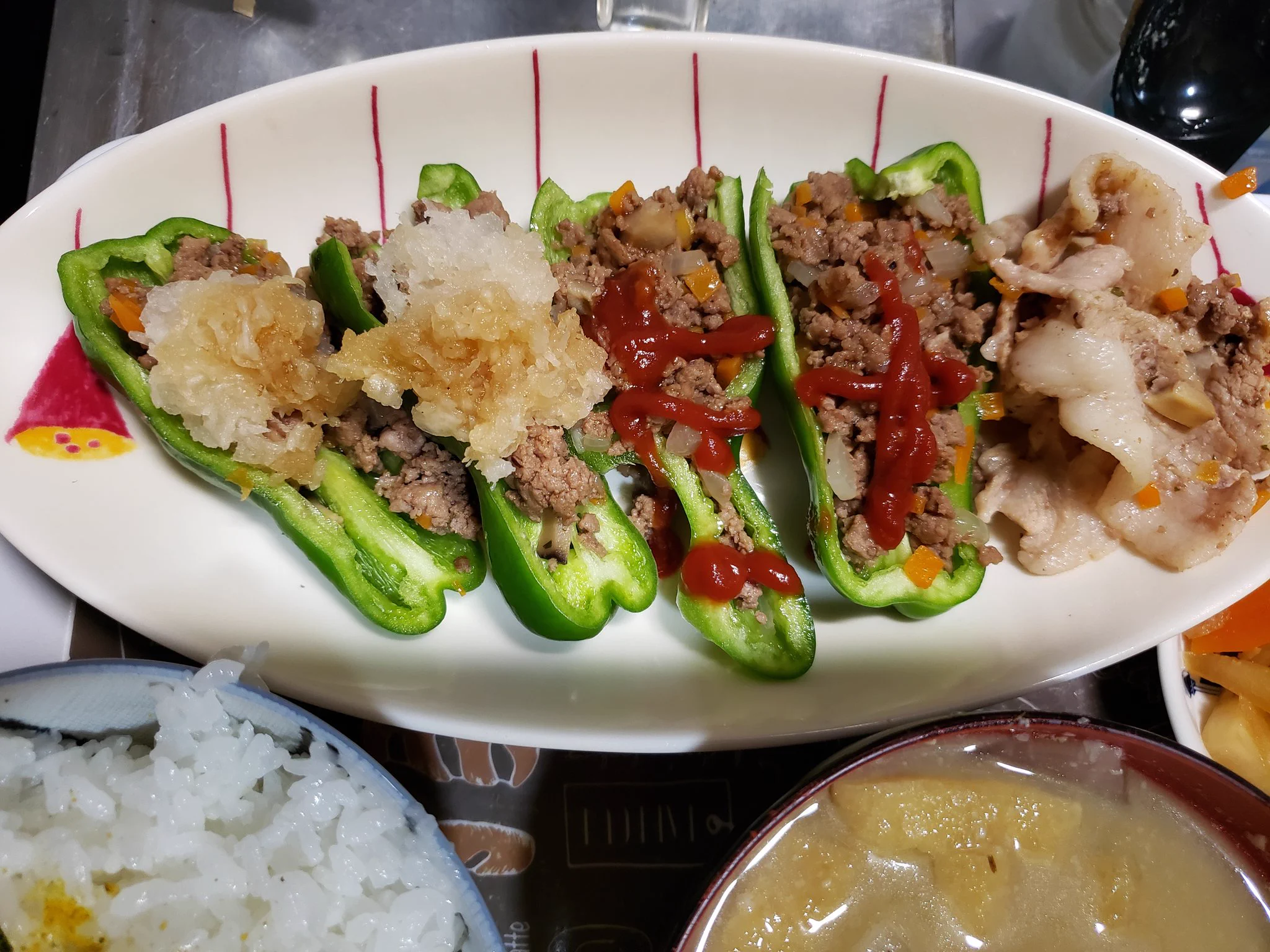 @nadeshiko0328 玉ねぎ、人参、椎茸の微塵と挽き肉で作りました！確かに生ピーマンの方が美味しかったですｗ
大根おろしプラス青じそドレッシングがスッキリ食べられたのでオススメです！ 