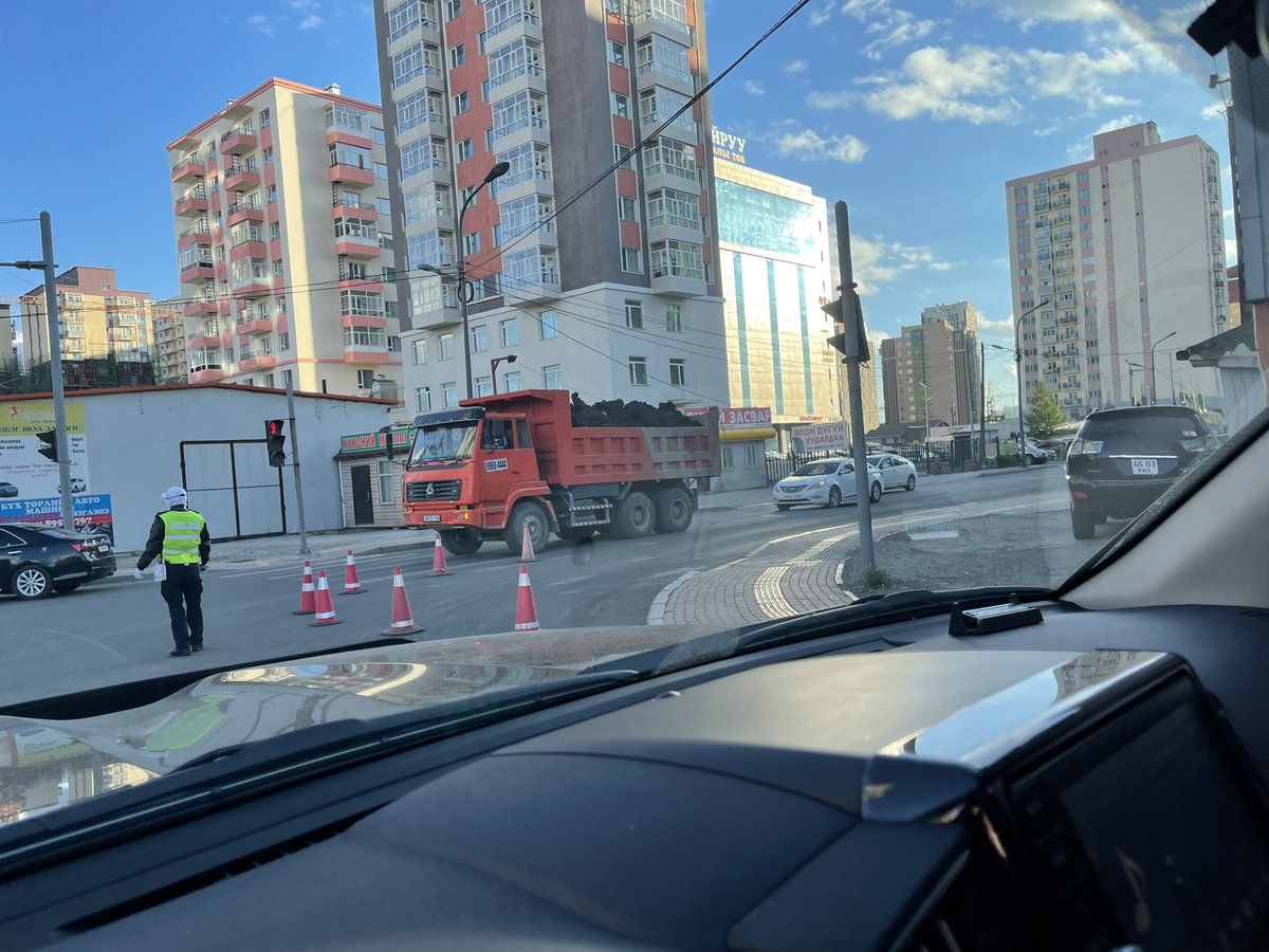 Асуудалгүй байгаа зам хэзээ нээх вэ. Замаа нээгээч гэхээр цагдаа нь зайлаа гэхийн. Том машинууд шороо ачиж гарч ирээд бна. Монголын цагдаа барилгийн суурь уххад зам хааж хамгаалалтанд зогсдог болсон юм уу <a href="/BuBaatarkhuu/">🇲🇳Б.Баатархүү🇲🇳</a> хариу өгөхгүй муу