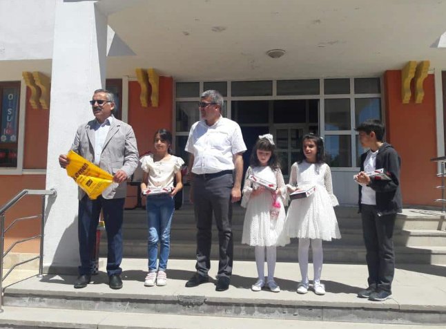 Projemiz kapsamında Mehmet Akif Ersoy İlkokulu öğrencileri tarafından toplanan kitapların Zübeyde İşeri İlkokulu Öğrencilerine hediye edilmesi etkinliği yapıldı. İki okul beraber kitap okuyup oyunlar oynadılar.

<a href="/konyamem/">Konya İl MEM</a>
@seyitalibuyuk
<a href="/insanmektebi/">Konya İnsan Mektebi</a>