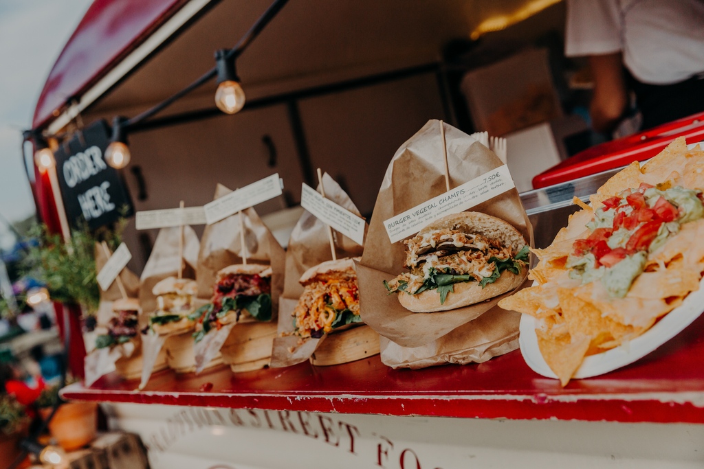 Ya sabéis que foodtrucks tenemos para aburrir, pero siempre tenéis la duda de si contaremos con comida vegana, sin gluten, etc.

La respuesta es que sí, siempre sí 😜

#Volvemoscontodo #Metropoli #MetropoliGijon #Exposición #Foodtruck #Comida