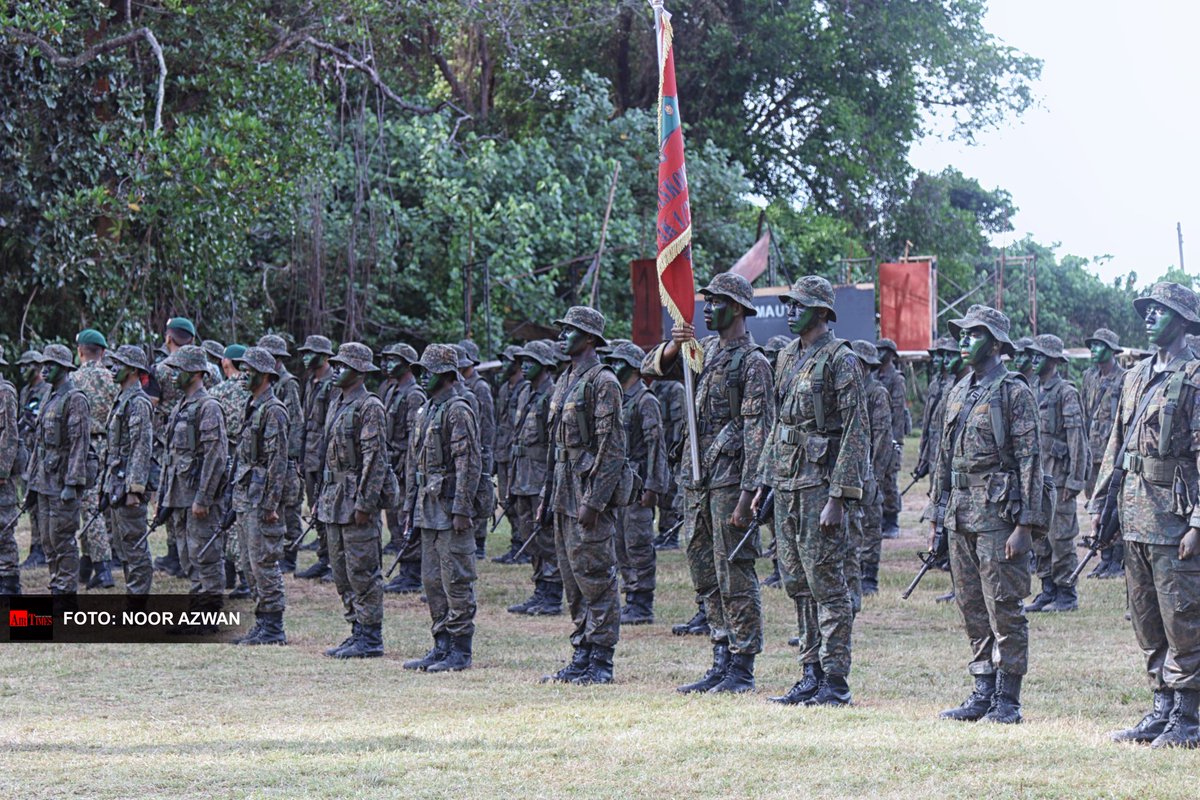 #Gambar: Majlis Penutup Kursus Asas Komando Siri AK/1/2022 turut diserikan dengan demonstrasi serbuan pantai dan menyelamatkan tebusan diikuti Perbarisan Penganugerahan Beret Hijau Gerak Khas dan penyerahan bendera kursus.

#TDM #KDO #GGK #PULPAK #RGK #SungaiUdang #AirTimes