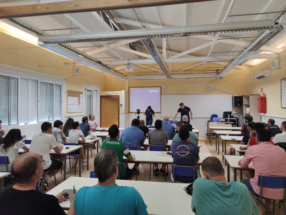 CTecnicFBIB's tweet image. Moltes gràcies a @ladoflash per la seva col·laboració en el Dia de l'Entrenador amb el seu clínic "Habilitats defensives. Recursos tècnics i tàctics"

#IllesDeBàsquet