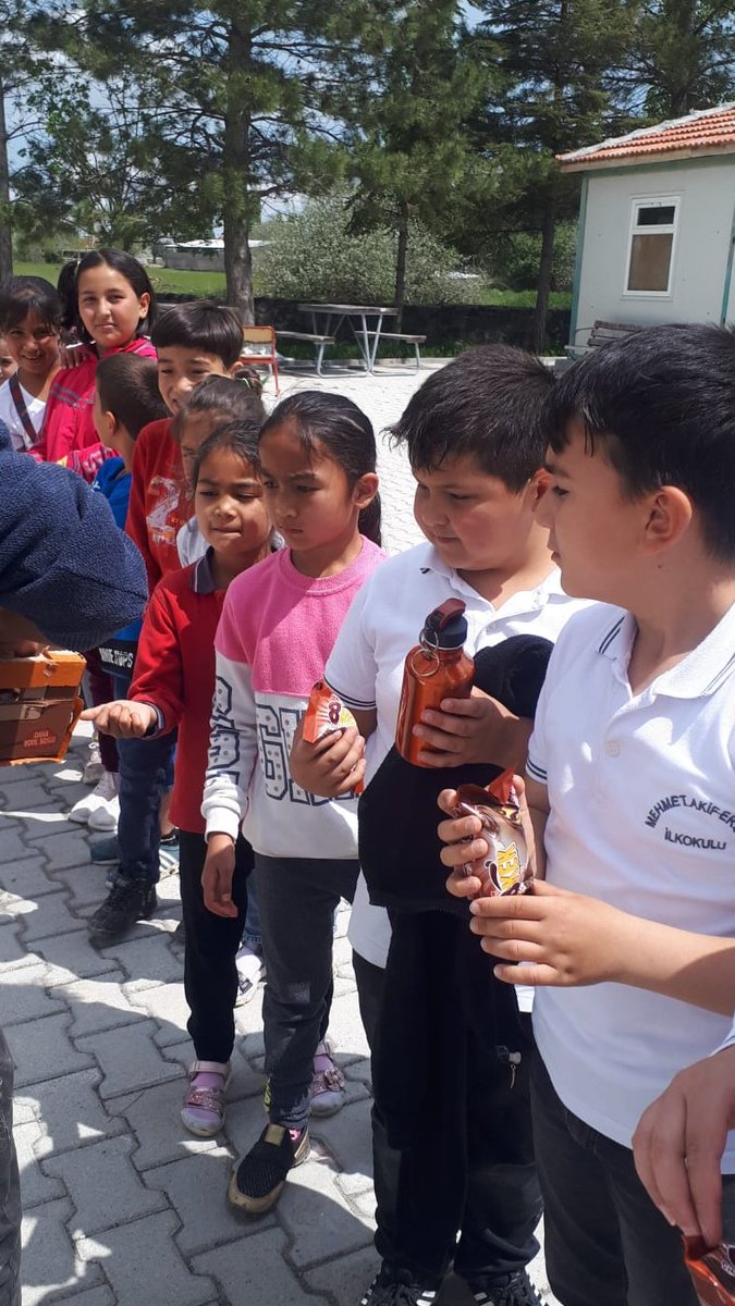 Projemiz kapsamında M. Akif Ersoy İlkokulu öğrencileri tarafından filizlendirilen palamut ve karaçam fidelerinin Sarıtopallı ilkokulu bahçesine iki okul öğrencileri tarafından dikiminin gerçekleştirilmesi. Kitap ve oyuncak hediye edilmesi.

<a href="/konyamem/">Konya İl MEM</a>
@seyitalibuyuk
<a href="/insanmektebi/">Konya İnsan Mektebi</a>