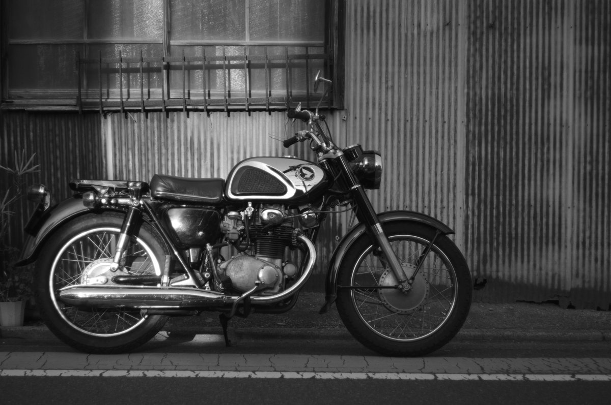 CD250gataphishi's tweet photo. 波板の背景が似合うバイクもそういないであろう。
#CD250 #ビジバイ https://t.co/PaxEcMK8Oo