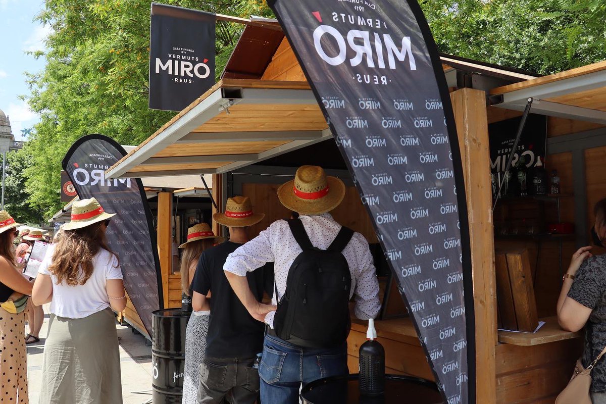 ReusViuelVi's tweet photo. El millor vermut del món el trobareu a la @reusviuelvi aquest cap de setmana🎉💥. #vermutada @cambrareus @reus_cat @ReusPromocio @VermutMiroReus https://t.co/awjPwu4XnM