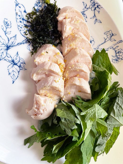 最近鬼のようにリピートしている、鍋いっぱいの沸騰したお湯にささみを数本入れて火を止めて冷めるまで待つだけのもの

柔らかくて美味しいです
ささみは安くて美味くてたんぱく質の塊という最強食材やな
(試しに切ってみたんですけど、ほぐした方が口当たりが良いです) 