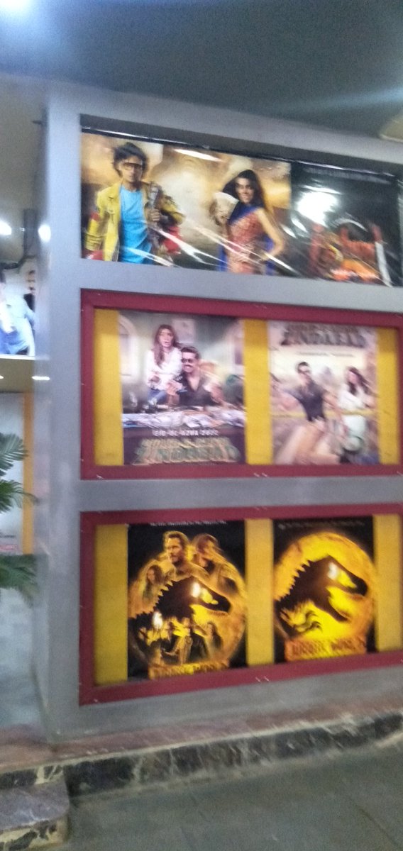 TariqueKhanJave's tweet image. Watched #Irfan Khosaat's #Kamli yesterday with Family.

While son who had gone to Top Gun was bored we enjoyed the Movie highlighting  #plight of young #Women in #Pakistan.

Attendance was poor.

@SabaQamarTweet stool our heart.

This kind of movie lingers in memory for ever.