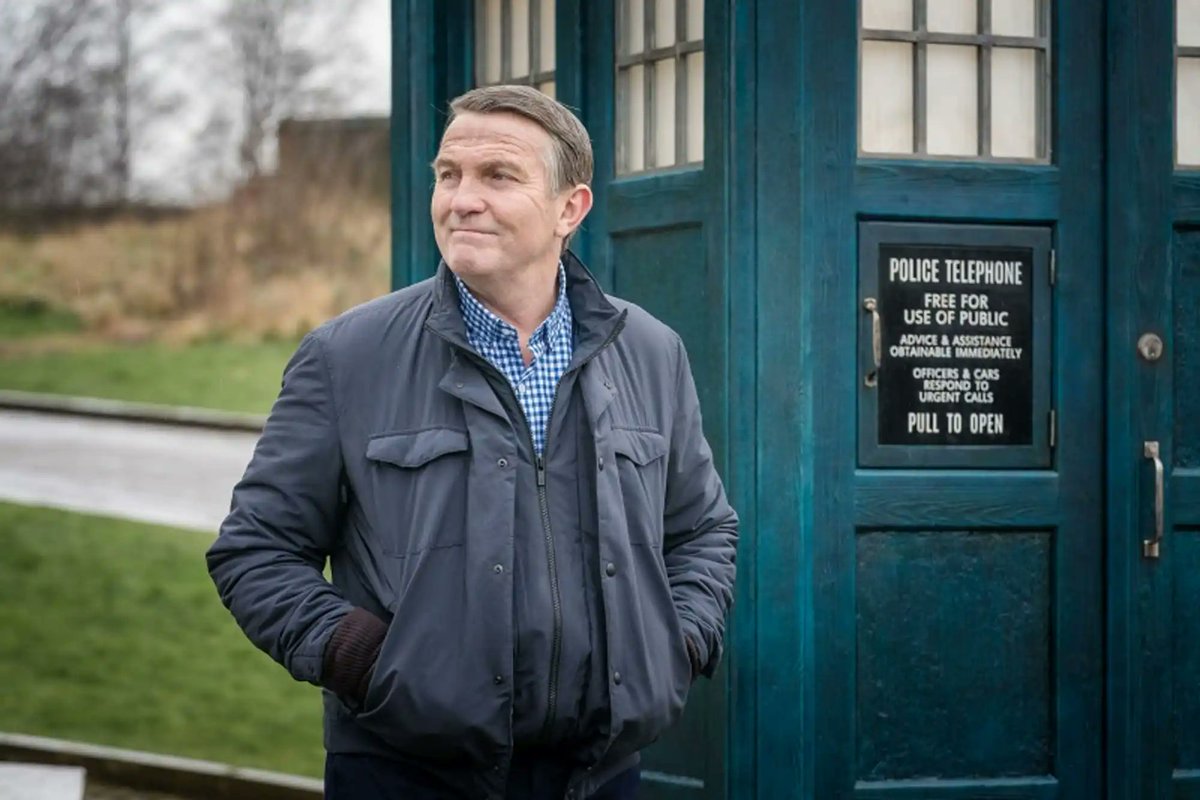 spod1000's tweet photo. Happy 62nd birthday to #BradleyWalsh who played the 13th Doctor's companion #GrahamOBrien in #DoctorWho from #TheWomanWhoFellToEarth to #TheTimelessChildren
He also appeared as #OddBob / #ElijahSpellman in #TheSarahJaneAdventures
He is a comedian and #TheChase quiz show presenter https://t.co/kaq7jQzbXs