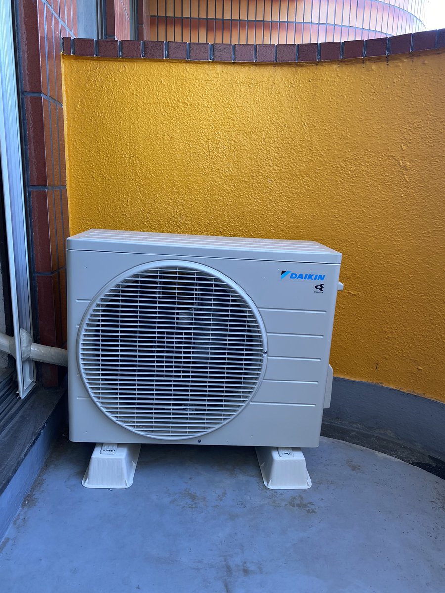 Denki_Chinen's tweet image. 今日は、昨日急遽エアコンの取り付け工事の依頼が入ったため、名古屋市にて
DAIKINさんのエアコン取り付けしました✨もうエアコンの季節ですね💦
エアコンの取り付け工事、電気工事などの依頼あればこちらへ連絡お願いします❗️
 HP→chinen-denki.com TEL→052-655-5978