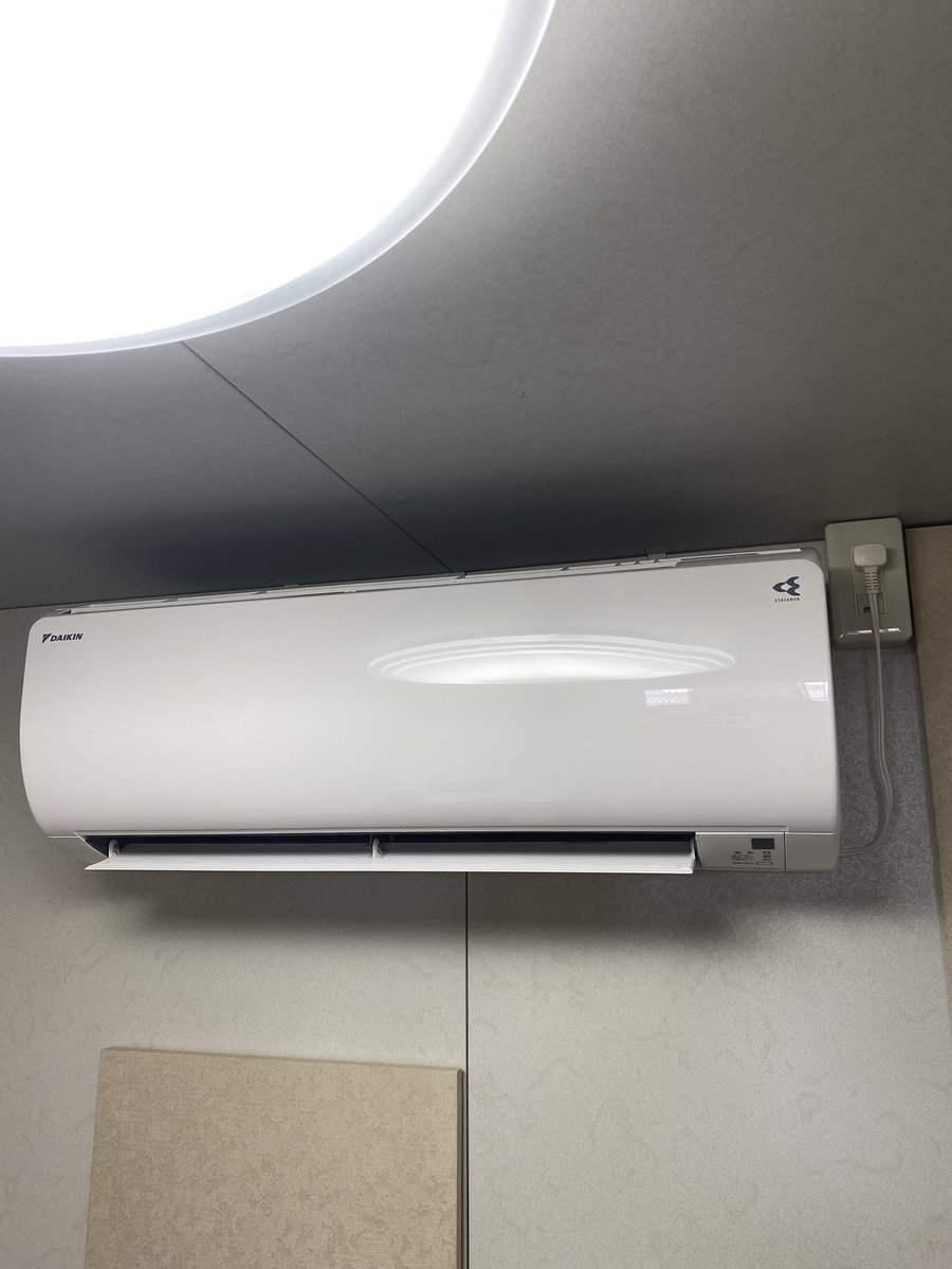 Denki_Chinen's tweet image. 今日は、昨日急遽エアコンの取り付け工事の依頼が入ったため、名古屋市にて
DAIKINさんのエアコン取り付けしました✨もうエアコンの季節ですね💦
エアコンの取り付け工事、電気工事などの依頼あればこちらへ連絡お願いします❗️
 HP→chinen-denki.com TEL→052-655-5978