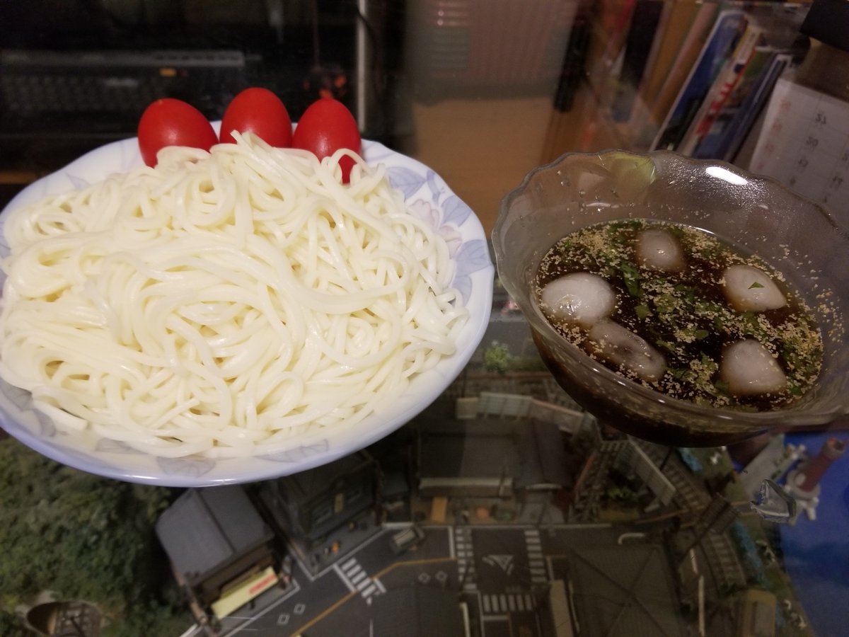 ☆今日の遅い昼飯✨ 夕飯はココ壱の大盛カレー弁当を愉しむ予定なので 昼飯はひやむぎだけにしました🦝 ★お品書き😋 ◆ひやむぎ