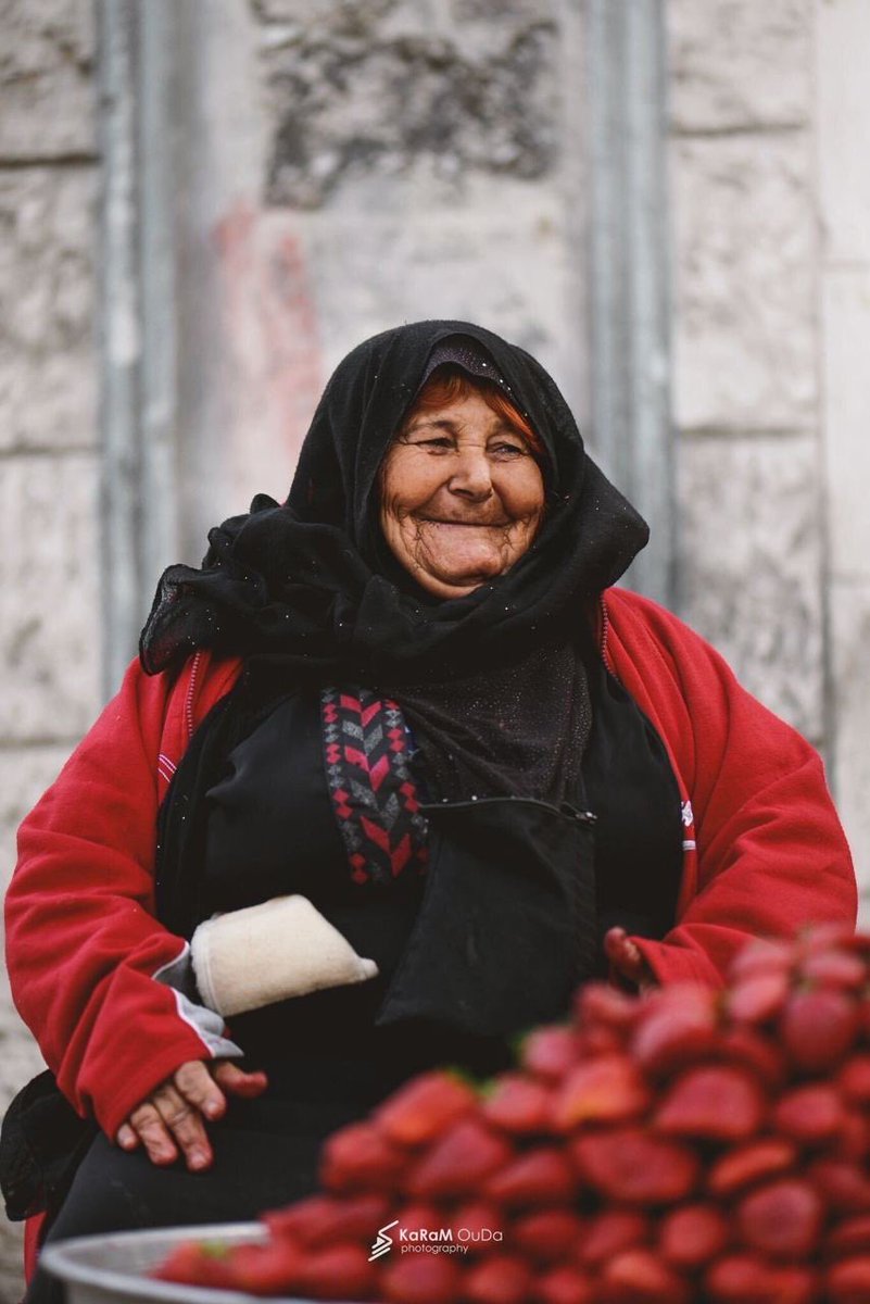 The most beautiful smile .. strawberry seller in Gaza markets 🇵🇸