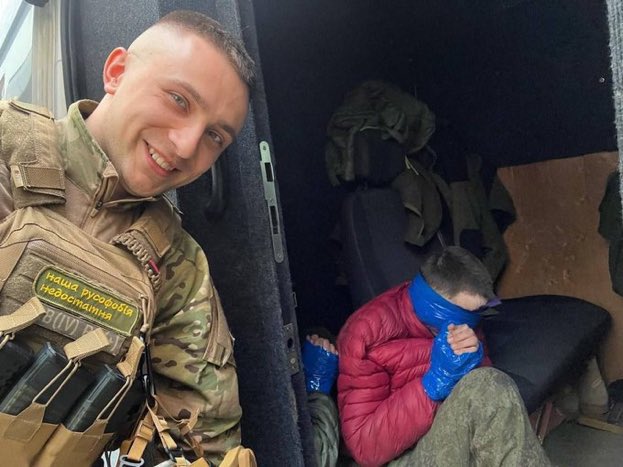 ultimenotizie's tweet photo. Il capo di "Pravyj Sektor", organizzazione paramilitare ucraina di estrema destra, mostra con tracotanza un ostaggio civile a #Odessa. Sulla patch militare la scritta: “La nostra russofobia non è abbastanza”. https://t.co/61WUMMPpd8