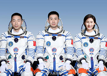 zhu_jingyang's tweet photo. Foto oficial de Chen Dong, Liu Yang y Cai Xu, tripulación de la nave espacial Shenzhou XIV,  prevista a lanzarse mañana por la mañana. Se encargará de completar la construcción de la Estación Espacial Tiangong, y se implementará un laboratorio espacial nacional de China. https://t.co/GHFnhRs8nU