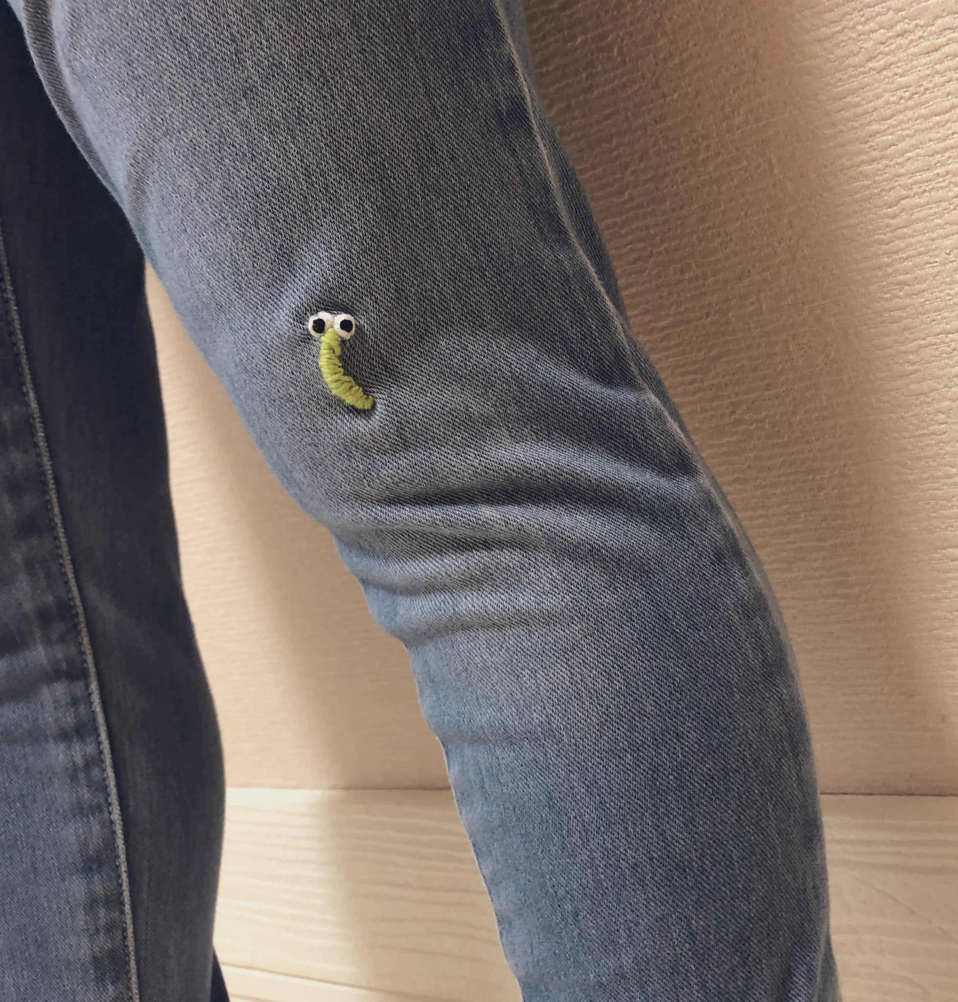 足の上に青虫？！デニムの破れは、青虫さんの刺繍で可愛く補修♡