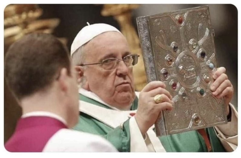 vanarda's tweet photo. Oddio il papa ha raccolto tutte le gemme dell’infinito. Non sto più tanto tranquilla. https://t.co/Dpcks7pee8