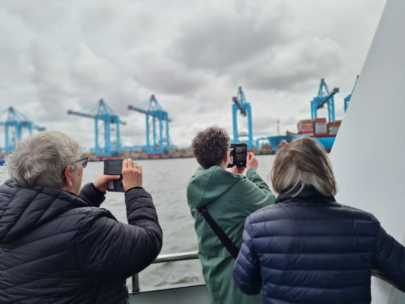 FutureLandRdam's tweet photo. #Terugblik op de #tekenworkshop. Na een rondvaart met de #FutureLand Ferry gingen de deelnemers aan het werk onder leiding van kunstdocente Joanna Smolarz van #kunstatelier Het #Kruithuis. Wat een prachtige haventekeningen! 2 oktober is er weer een workshop, zet 'm in je agenda! https://t.co/UQoprXH1O9