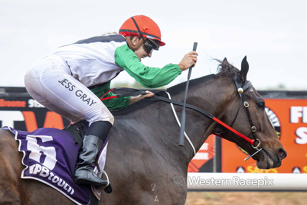 WesternRacepix's tweet photo. 1st winner as a trainer for Yannick Valenti! IN THE BAG - Broome Sat 4th June @BroomeTurfClub #WesternRacepix #BroomeTurfClub

More 📸 https://t.co/XhRFkk00xX https://t.co/jVqLYOV2lQ