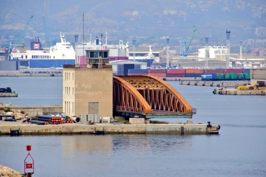 DavidLaMars's tweet photo. 🛑 Pour élargir la passe du Grand port, entrepreneurs et armateurs de l'Union Maritime et Fluviale Fos-Marseille veulent "supprimer le tenon d’Arenc sur la digue du large" (sic). 
Traduisons-les => faire sauter le Pont levant d'Arenc de 1899, patrimoine portuaire protégé 😱 https://t.co/wAjyPbSeIB