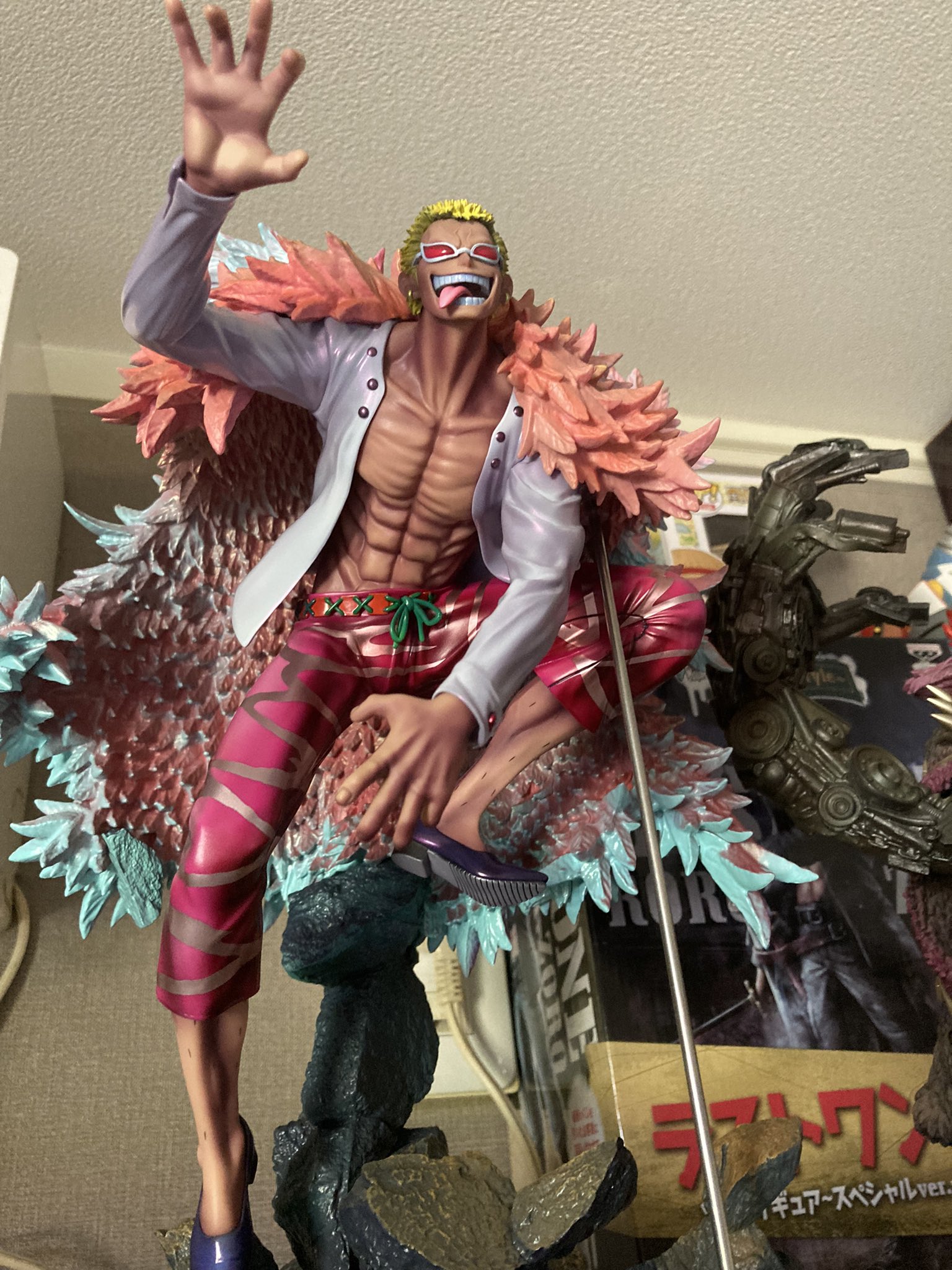 た る タ ル 届いてそのままにしてたドフラミンゴあけた めちゃくちゃカッコイイけど この柱はちょっと嫌だな いつもはかっこ悪い補助パーツは付けなかったりするんだけど このドフラミンゴは重くて 補助パーツ無しで飾って た る タ ル 届いてそのままにしてたドフラミンゴあけた めちゃくちゃカッコイイけど この柱はちょっと嫌だな いつもはかっこ悪い補助パーツは付けなかったりするんだけど このドフラミンゴは重くて 補助パーツ無しで飾って