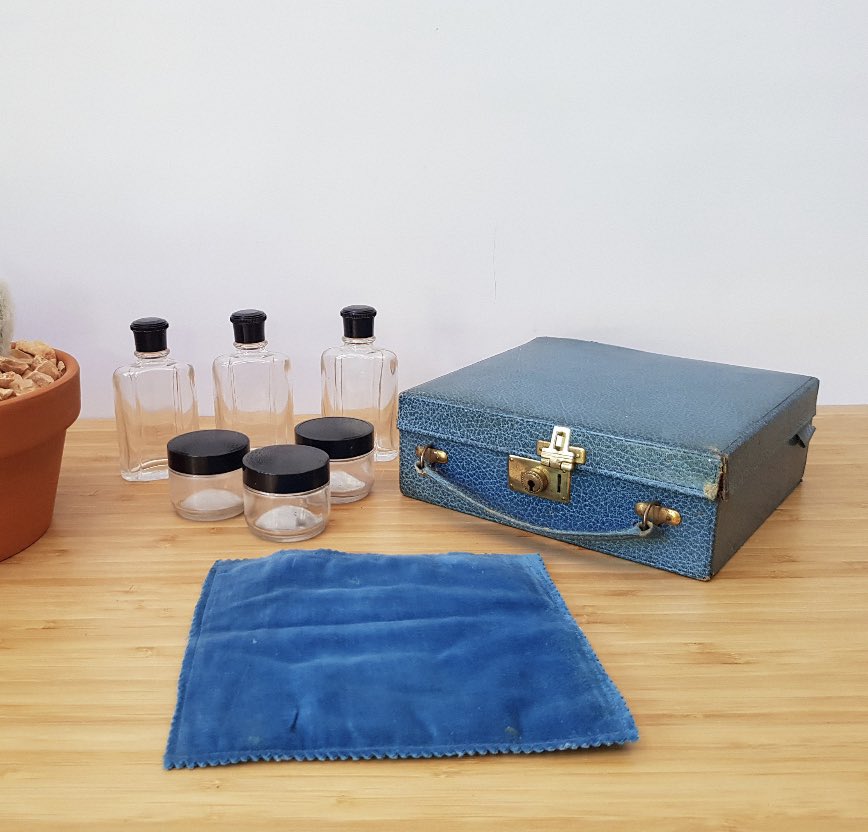 Route46Vintage's tweet photo. I bet these have some amazing stories to tell😍 They can’t wait to be part of some new ones! #vintage #ukgiftam #ukgifthour #etsy #fashion #makeup #shopindie https://t.co/acdQSac0Na