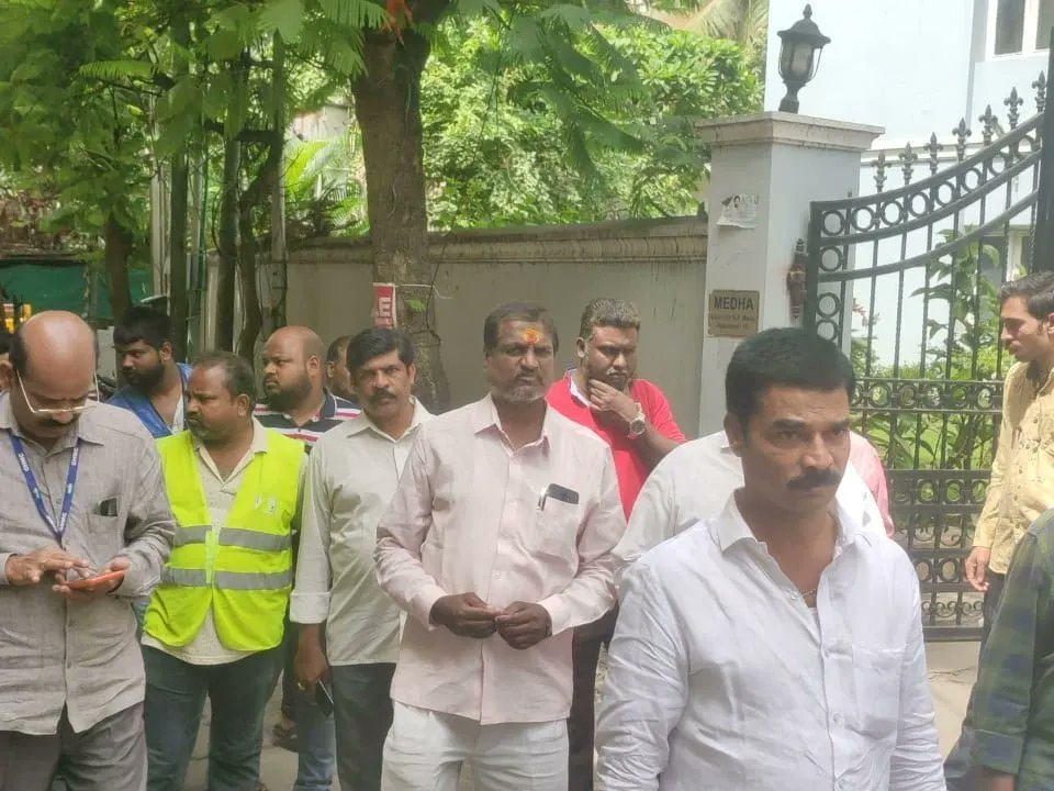 sangeetha_vanam's tweet photo. GHMC Commissioner Lokesh Kumar garu along with Somajiguda Division Corporator Vanam Sangeetha Srinivas Yadav participated in Pattana Pragati program today in Hussain nagar along with Zonal Commissioner Ravi Kiran garu and TRS leaders. https://t.co/Kfjy8IlfVh