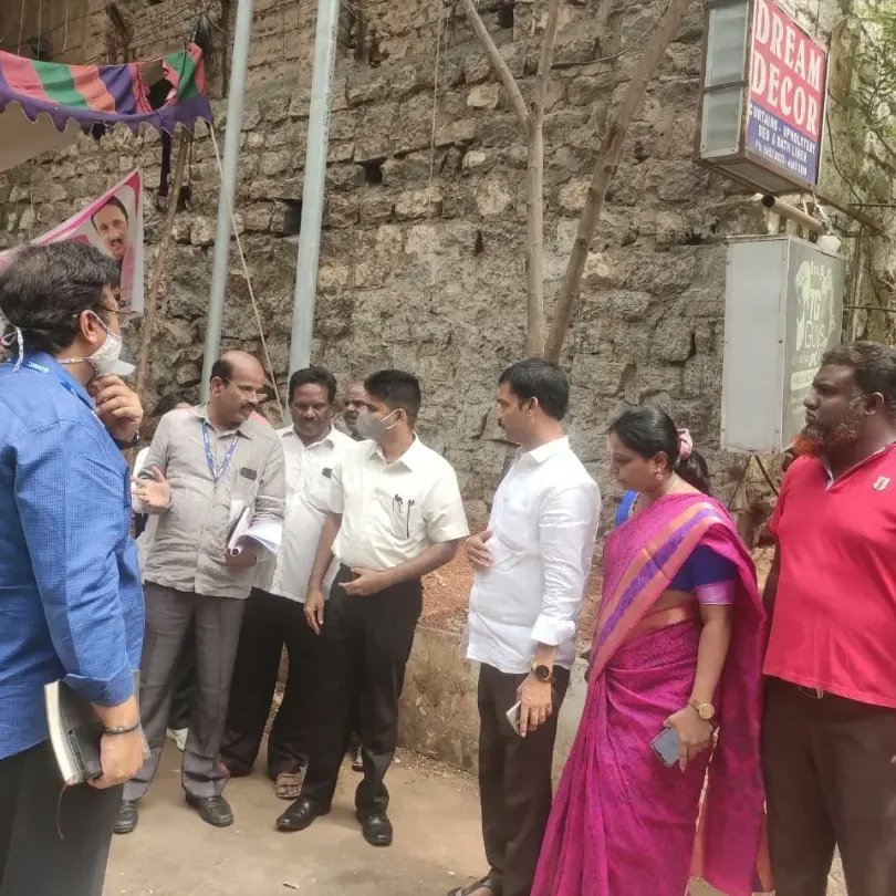 sangeetha_vanam's tweet photo. GHMC Commissioner Lokesh Kumar garu along with Somajiguda Division Corporator Vanam Sangeetha Srinivas Yadav participated in Pattana Pragati program today in Hussain nagar along with Zonal Commissioner Ravi Kiran garu and TRS leaders. https://t.co/Kfjy8IlfVh