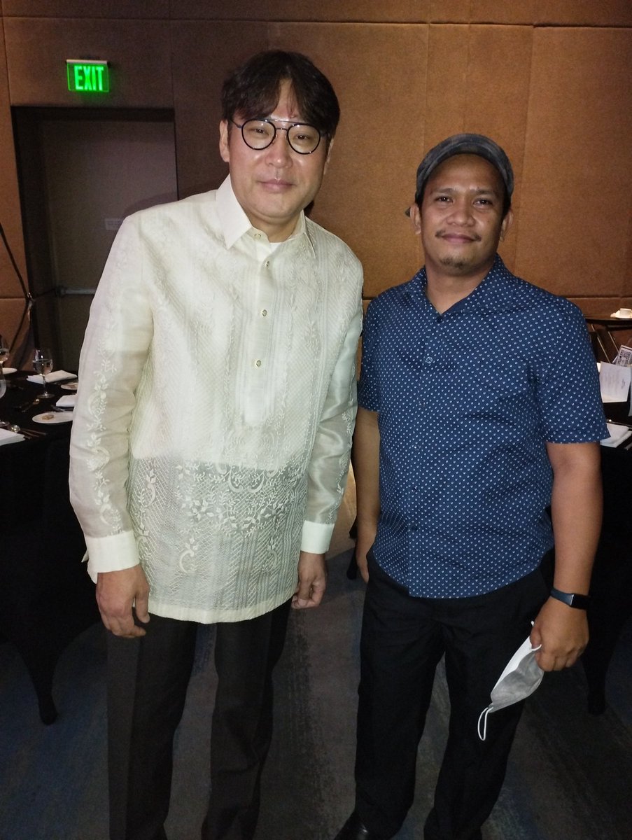 creamieroh's tweet photo. Kwento Ni Toto meets Choi Moo-Sung of Reply1988 here at the AQ Prime Grand Launch.

@aqprimestream
@directorscutbyaq
#AQPrimeGrandLaunch https://t.co/I0zeAIgYeK