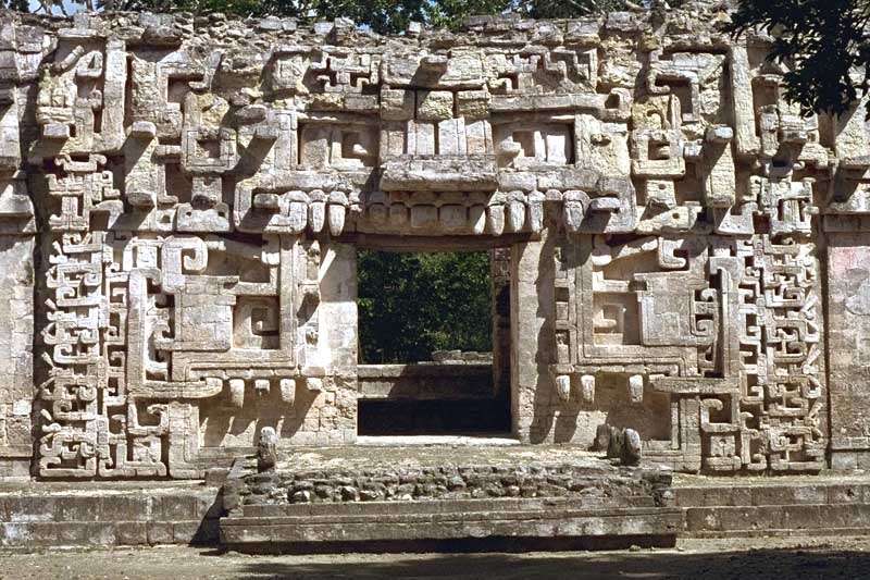 日常の廃材を組み立てて神殿化する。ネヴェルソンはメキシコに旅行し、マヤ文明の芸術に影響を受けている。 