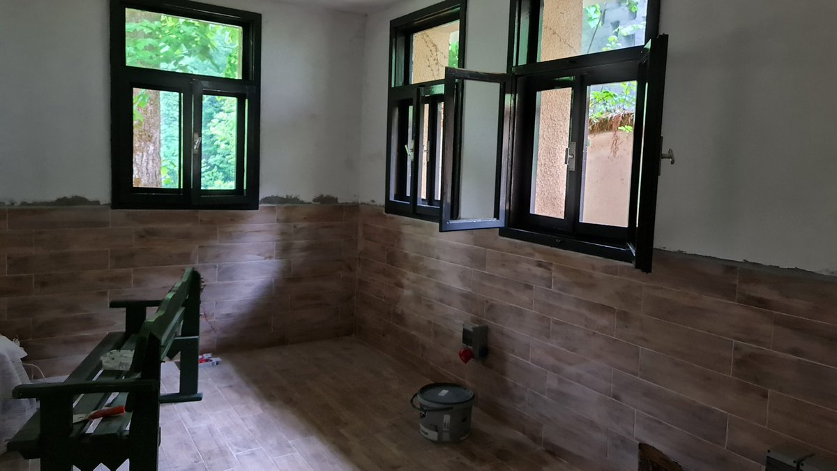 Hemşin’de kurulan kadın kooperatifi atıl haldeki sağlık ocağını elbirliğiyle çay üretim merkezi haline getirdi. Merkez hem çay üretimi için kullanılacak hem de Hemşin’deki gençlere iş imkânı sunacak. <a href="/HemsinYasam/">HEMŞİN YAŞAM DERNEĞİ</a> hurriyet.com.tr/ekonomi/atil-s…