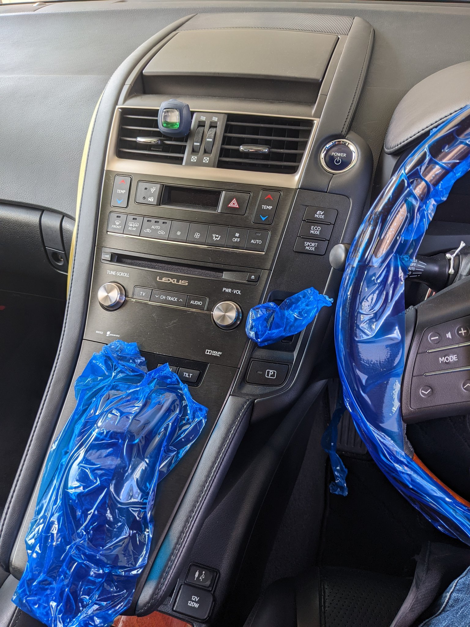 ハッピーライフ 出張作業取付専門店 愛知 名古屋 午前中に Lexus Hs250 テレカット作業を承りました 養生テープ をつけている途中に撮影したものですが シフト周りやハンドルなどに養生テープを付けてキズ防止して作業をしました 無事に動作さ確認も ハッピーライフ 出張作業取付専門店 愛知 名古屋 午前中に Lexus Hs250 テレカット作業を承りました 養生テープ をつけている途中に撮影したものですが シフト周りやハンドルなどに養生テープを付けてキズ防止して作業をしました 無事に動作さ確認も