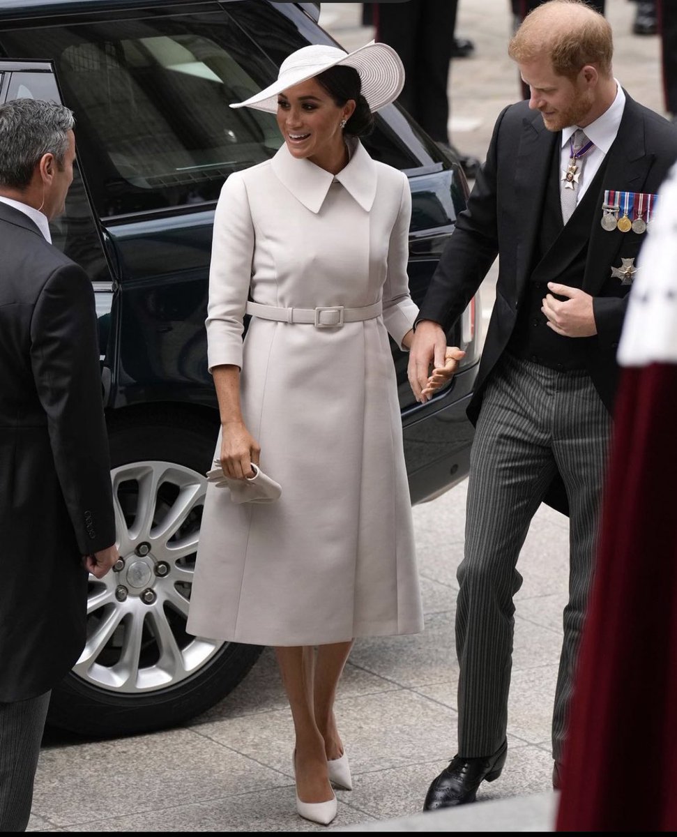 LeOllie2's tweet photo. @piersmorgan Moment you realise how gorgeous your wife looks https://t.co/2ax4kT2gsR