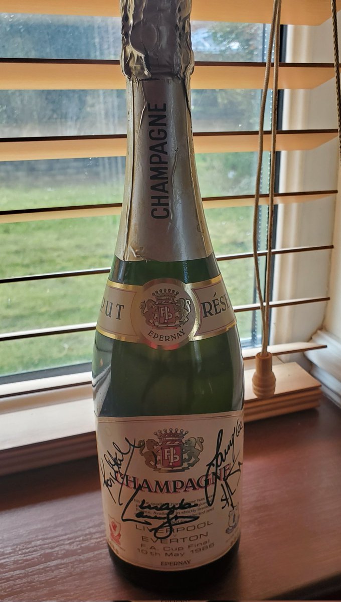 dilly808's tweet image. #memorabilia#liverpoolfc
1986 fa cup  signed champagne