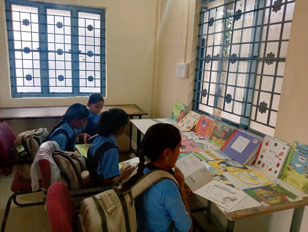 mopr_goi's tweet photo. Libraries, maintained by Gram Panchayats in #Karnataka, provide equal & equitable access to a range of information resources/ services for all people of the community, and continue to serve people of every age group. Here's a glimpse of some #RuralLibraries / #PanchayatLibraries. https://t.co/b3FuZHnwlH